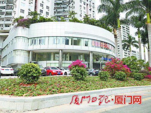小區原物業侵占綠地建車位 廈門執法局依法整治并協調解決停車問題