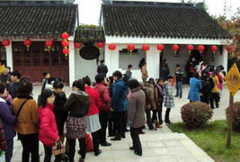 廈門園博苑游客激增廁所緊張 女子無奈當街小便