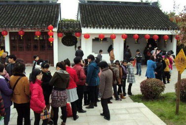 園博苑光天化日女子當街小便，公廁緊張問題引發熱議